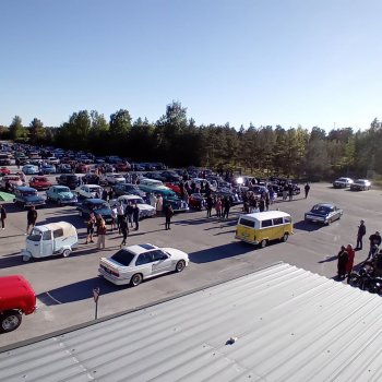 Vanatehnika kogunemine parklas